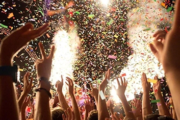 Celebrate your school or college reunion on a vibrant party lawn filled with music, lights, and energy.